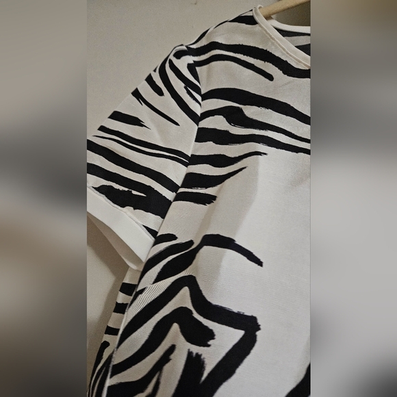 LAFAYETTE 148 Newyork 100% silk Shari ShortSleeve Zebra-Print Top Black/White. M - Picture 15 of 16